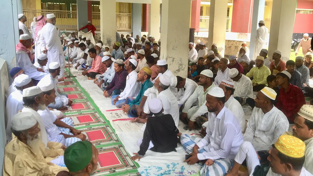 মসজিদে অপেক্ষমান মুসল্লিরা। পুরোনো ছবি