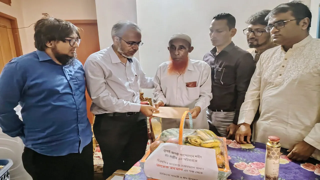 বিএনপির ভারপ্রাপ্ত চেয়ারম্যান তারেক রহমানের দেওয়া ঈদ উপহার ডা. সজীবের মায়ের হাতে পৌঁছে দেয়া হয়েছে। ছবি : কালবেলা