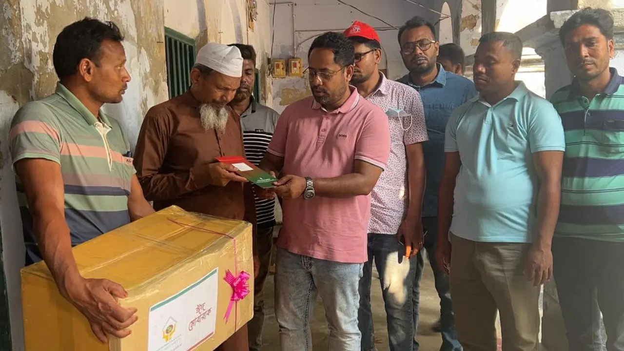 চার শহীদ পরিবারের হাতে বিএনপির ঈদ উপহার। ছবি : কালবেলা