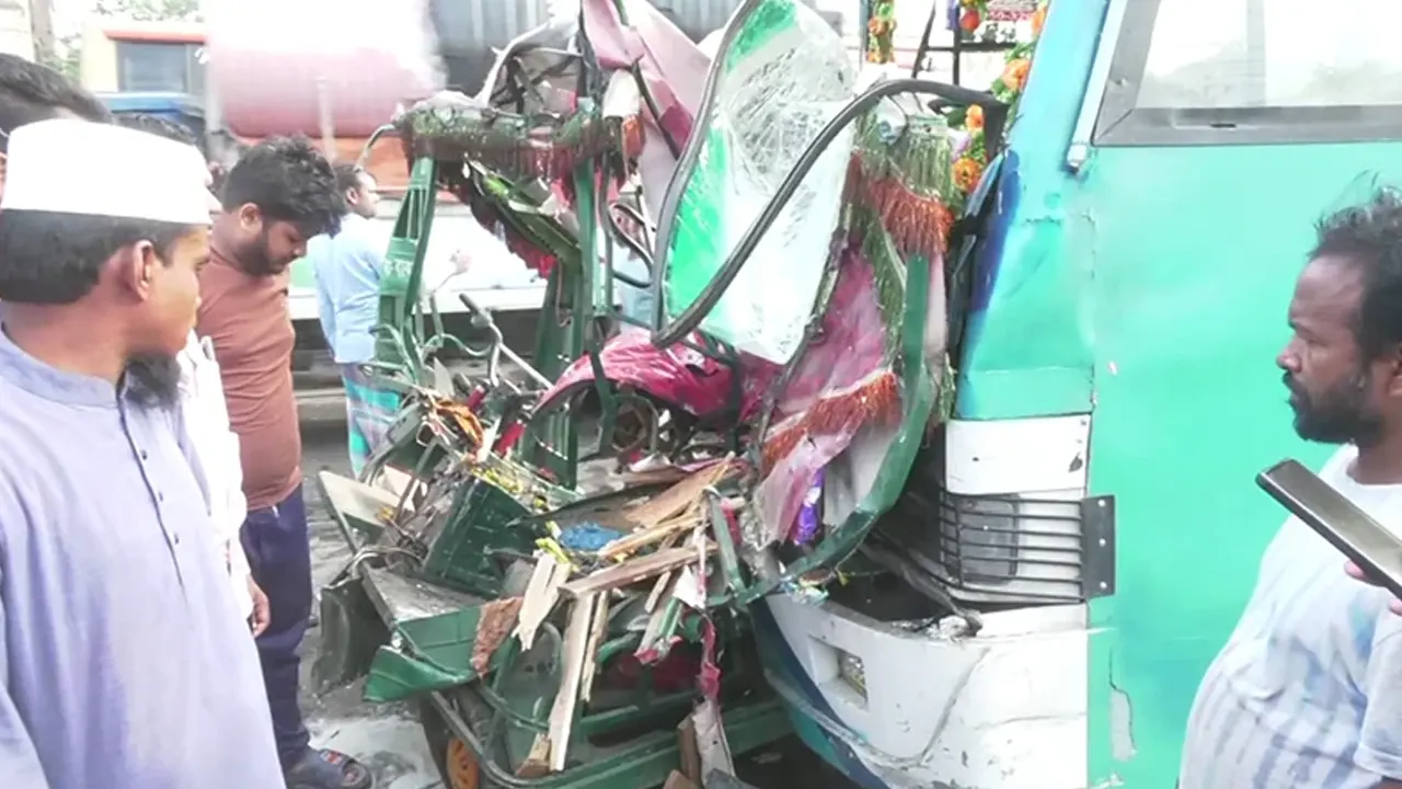 গাজীপুরের ঢাকা-টাঙ্গাইল মহাসড়কে বাসের সঙ্গে অটোরিকশার সংঘর্ষ। ছবি : সংগৃহীত