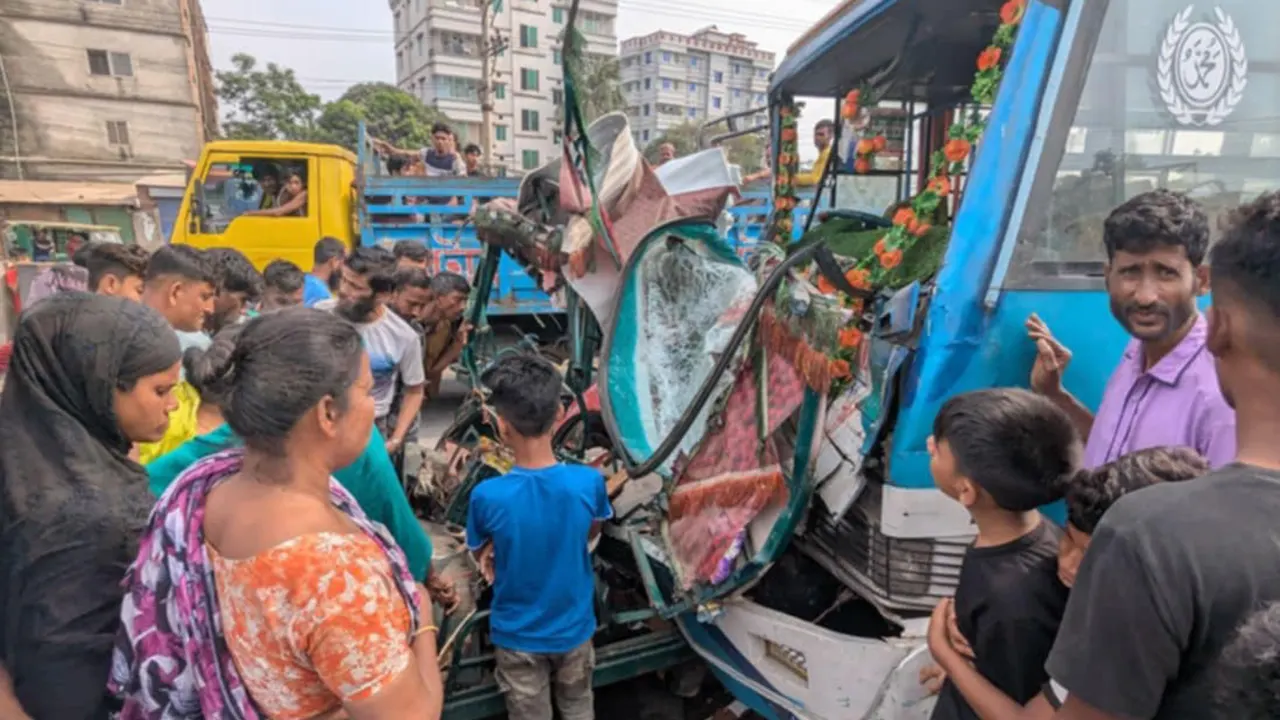 গাজীপুরে সড়ক দুর্ঘটনার একটি চিত্র। ছবি : কালবেলা