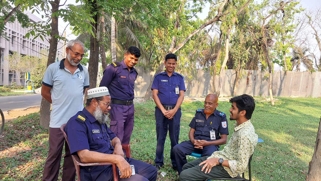 খুলনা বিশ্ববিদ্যালয়ের নিরাপত্তা প্রহরীরা। ছবি : কালবেলা