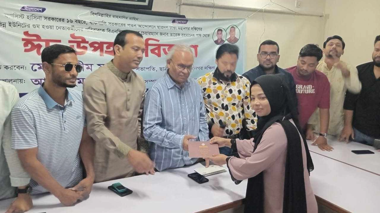 নয়াপল্টনে বিএনপির কেন্দ্রীয় কার্যালয়ে ঈদ উপহার প্রদান করেন রুহুল কবির রিজভী। ছবি : কালবেলা