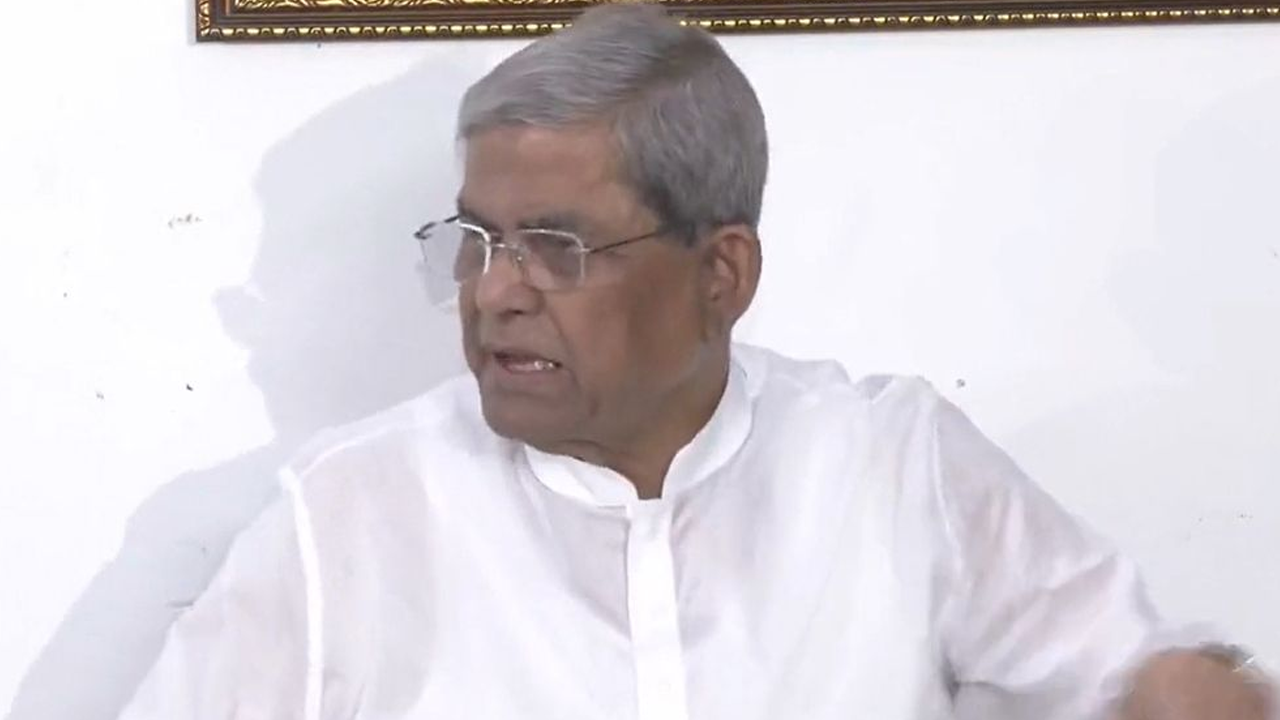সাংবাদিকদের সঙ্গে আলাপকালে মির্জা ফখরুল ইসলাম। ছবি : সংগৃহীত