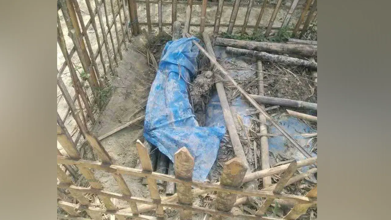কবর খুঁড়ে ৪ কঙ্কাল চুরি। ছবি : কালবেলা
