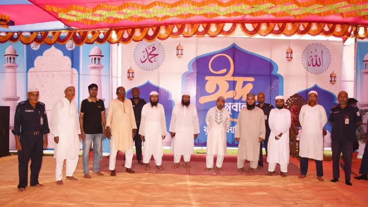 খুবির কেন্দ্রীয় মাঠে ঈদের জামাত সকাল ৮টায়। ছবি : কালবেলা