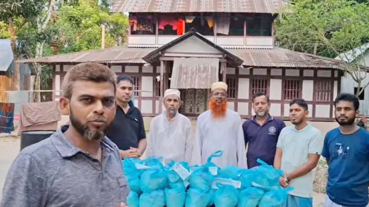 দরিদ্র ও অসহায় মানুষের মাঝে ঈদসামগ্রী বিতরণ করে পাটুখালী পায়রা যুব সংঘ। ছবি : কালবেলা