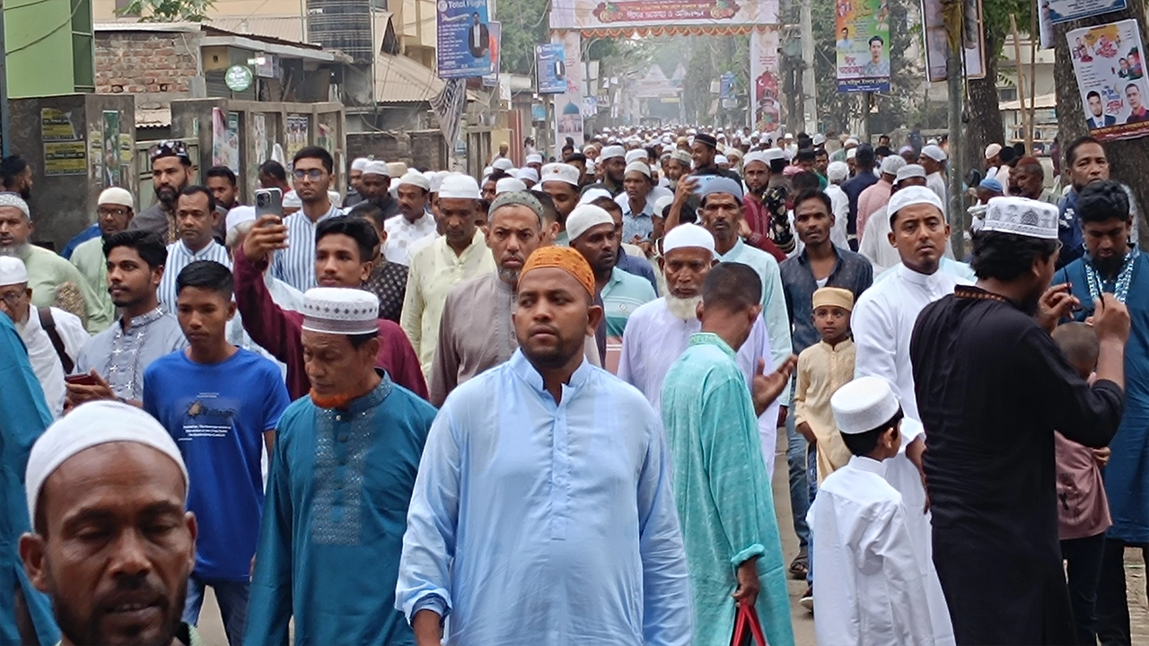নামাজ আদায়ে আসছেন মুসল্লিরা। ছবি : কালবেলা