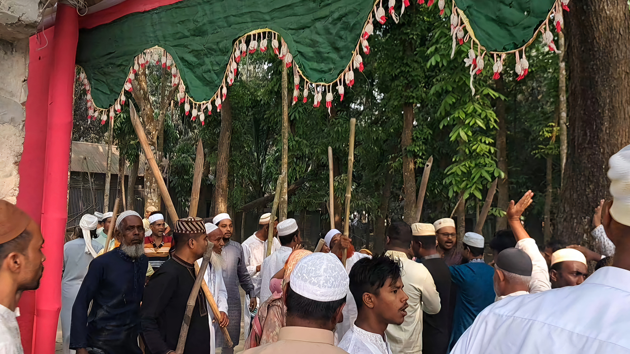 জামালপুরে ঈদগাহে মুসল্লিদের ওপর হামলা। ছবি : কালবেলা