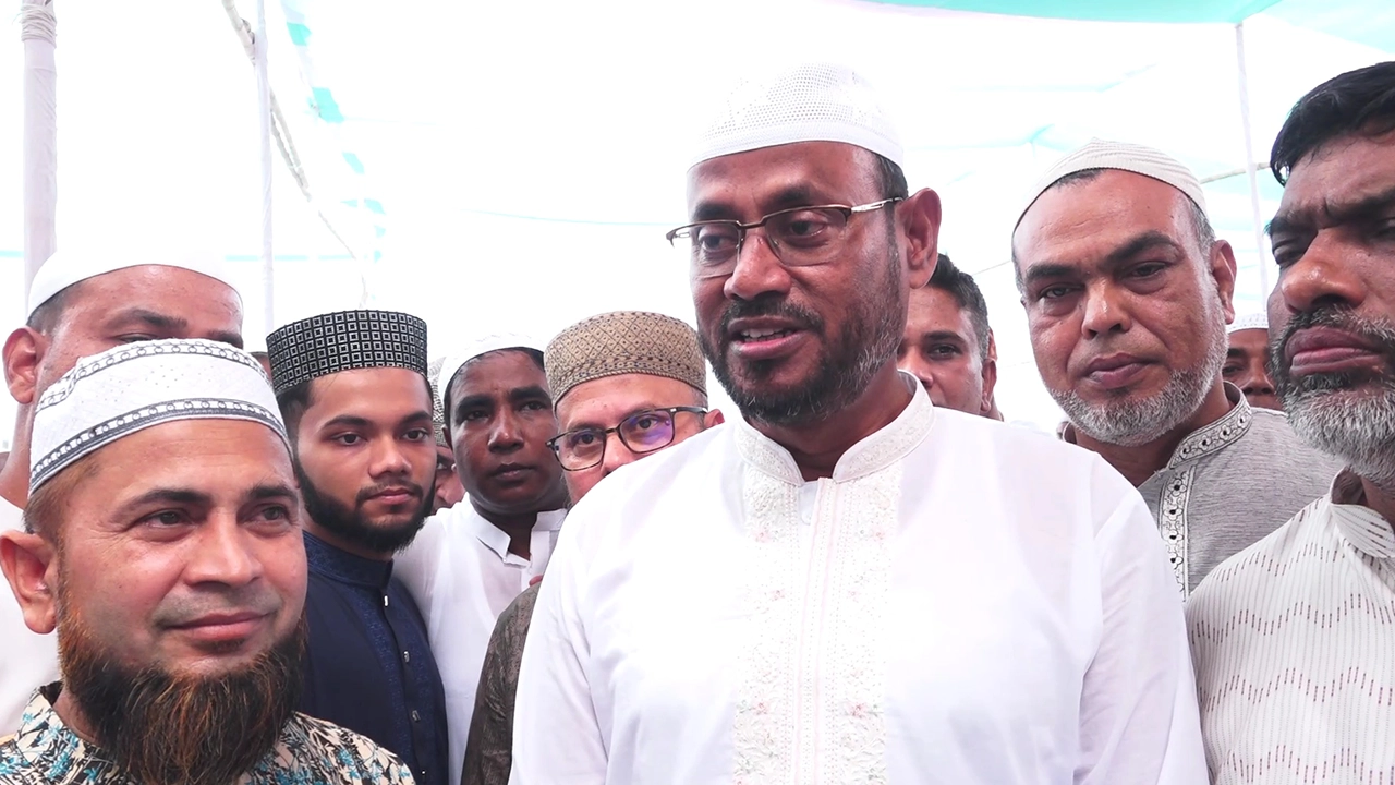 টাঙ্গাইল কেন্দ্রীয় ঈদগাহ মাঠে ঈদের নামাজ শেষে সাংবাদিকদের সঙ্গে কথা বলেন টুকু। ছবি : কালবেলা