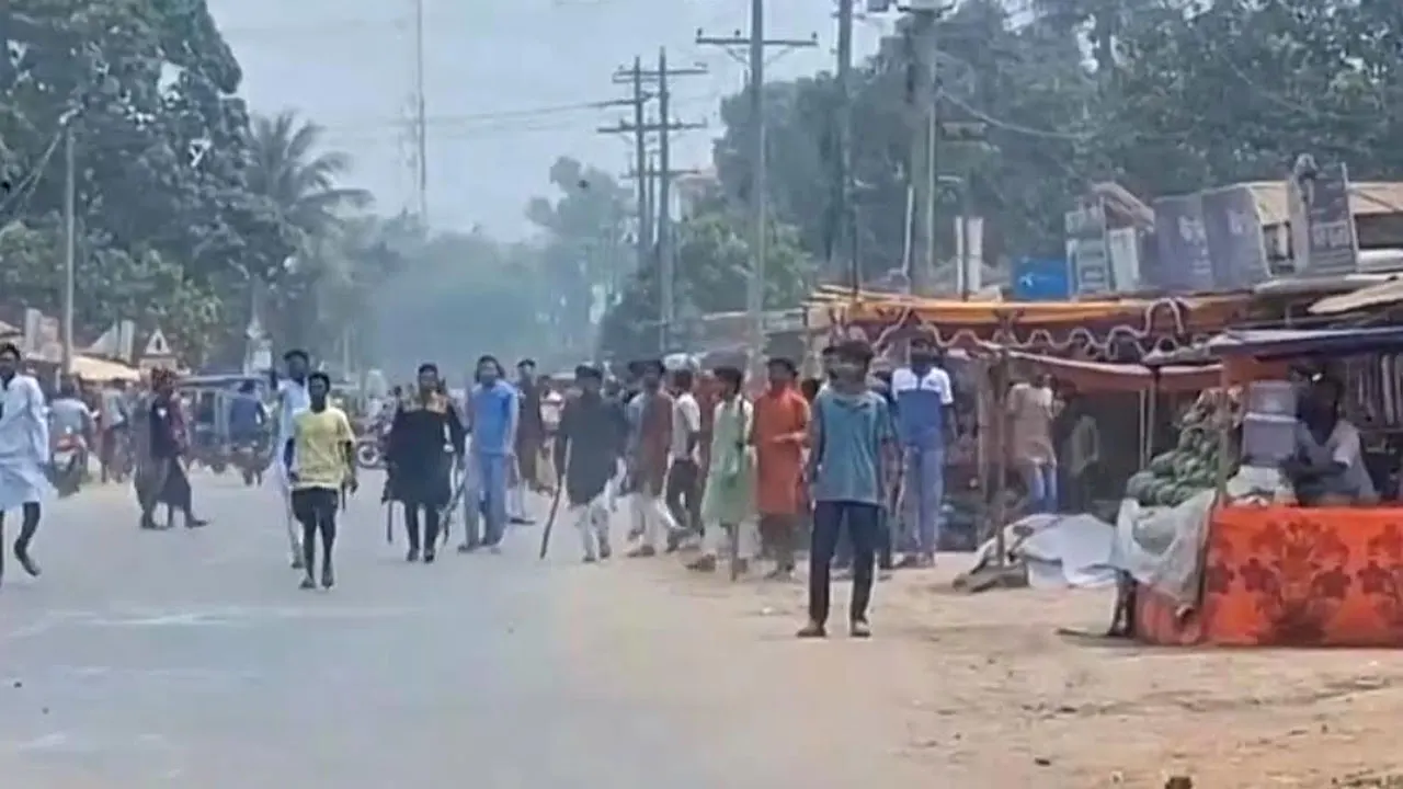 ঈদের নামাজ শেষে ‘জয় বাংলা’ স্লোগান ঘিরে উত্তেজনা। ছবি : সংগৃহীত