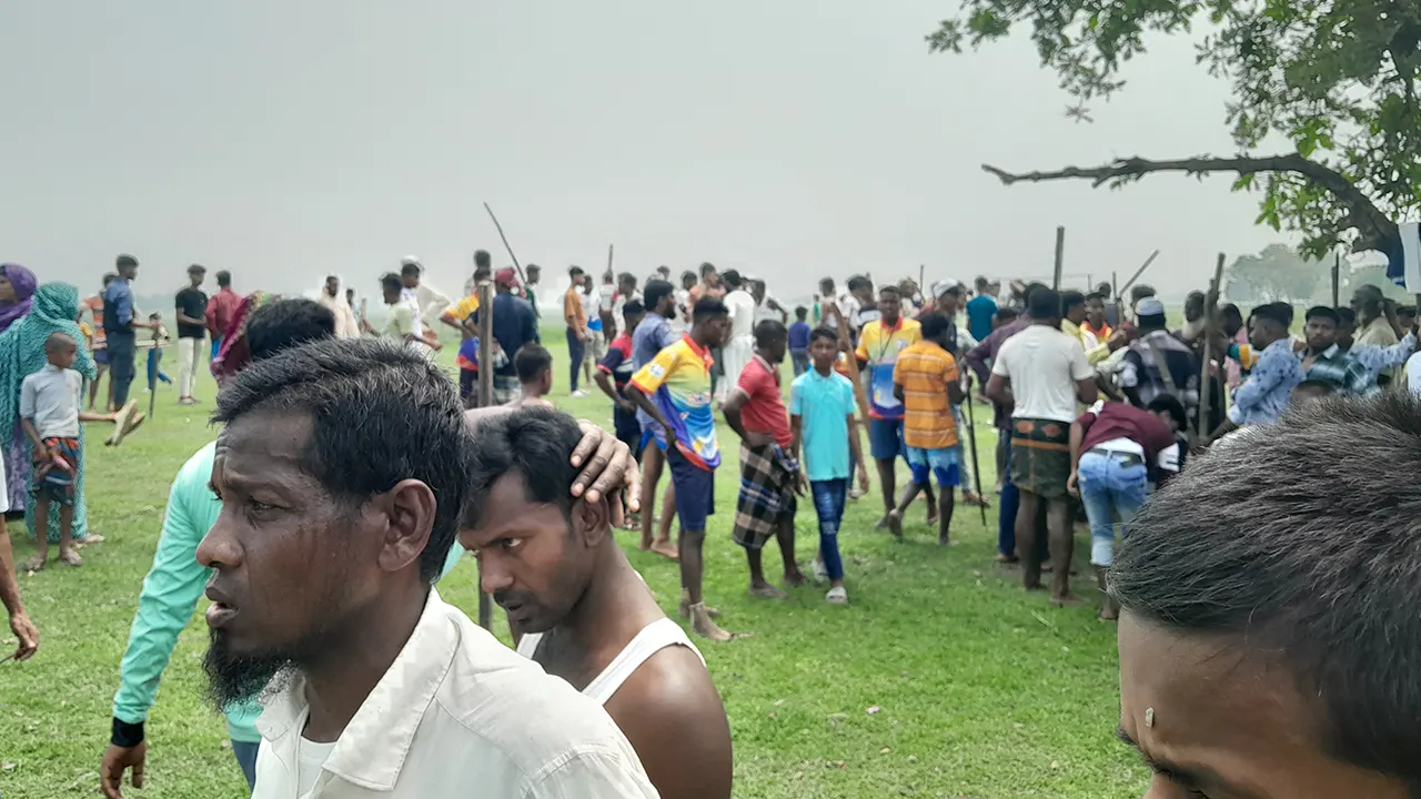 ফুটবল খেলাকে কেন্দ্র করে দুই গ্রামের লোকজনের মধ্যে সংঘর্ষ। ছবি : কালবেলা