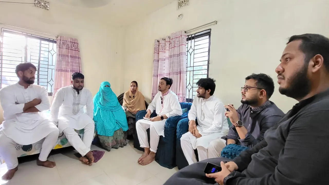 শহীদ পরিবারের সঙ্গে ঈদের শুভেচ্ছা বিনিময় করলেন নাসিরুদ্দিন। ছবি : কালবেলা