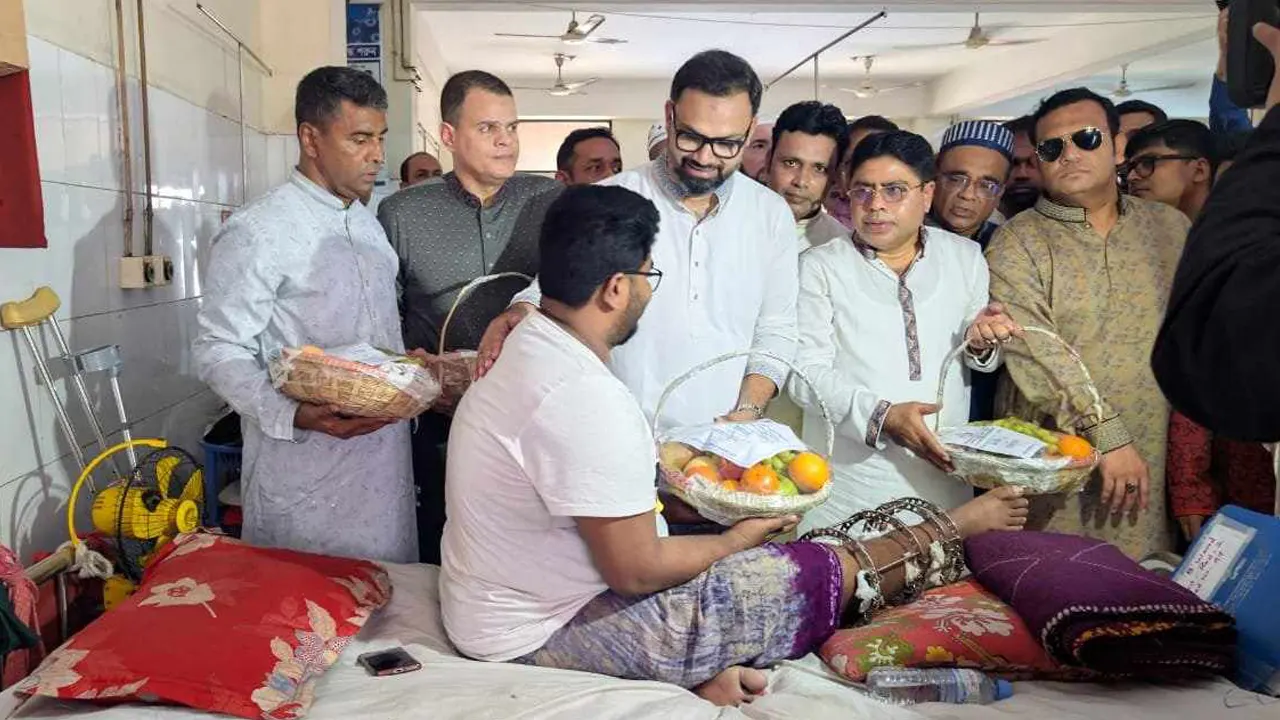 আহতদের দেখতে হাসপাতালে আমিনুল হক। ছবি : সংগৃহীত