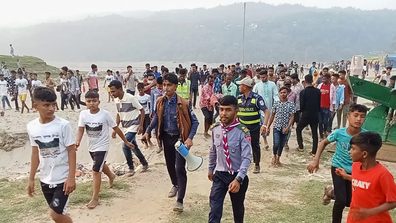 ঈদের দিনেই জাফলংয়ে দেখা যায় পর্যটকের উপচে পড়া ভিড়। ছবি : কালবেলা