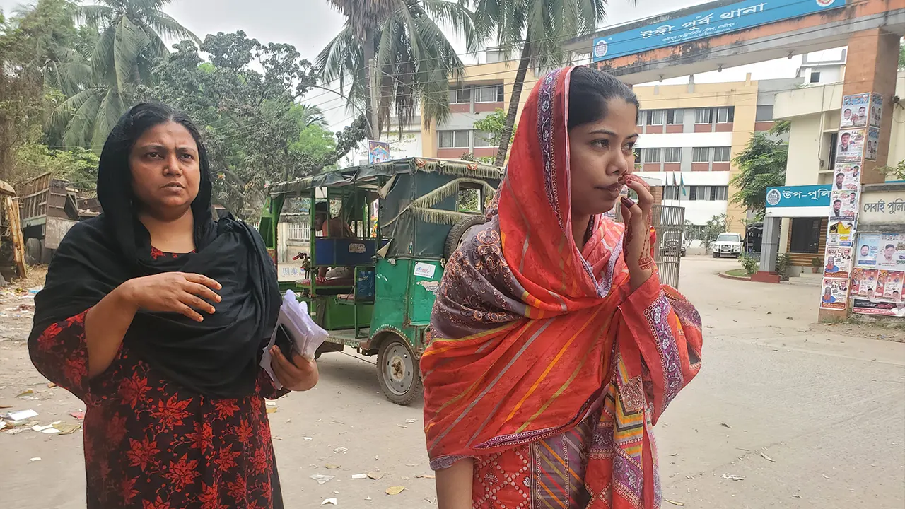 আহত সাগরের স্ত্রী-সন্তান। ছবি : কালবেলা