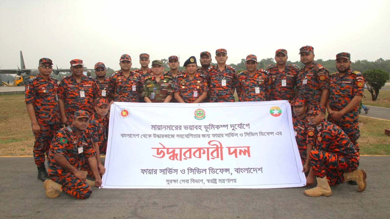 ফায়ার সার্ভিস ও সিভিল ডিফেন্স থেকে পাঠানো উদ্ধারকারী দল। ছবি : কালবেলা