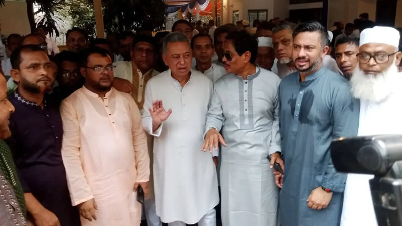 বিএনপি নেতাকর্মীদের সঙ্গে ঈদের কুশল বিনিময় করেন আমীর খসরু মাহমুদ চৌধুরী। ছবি : কালবেলা
