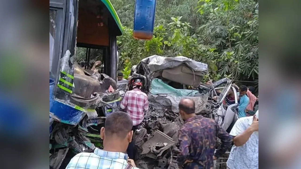 চট্টগ্রামের লোহাগাড়ায় দুর্ঘটনায় ক্ষতিগ্রস্ত বাস-মাইক্রোবাস। ছবি: সংগৃহীত