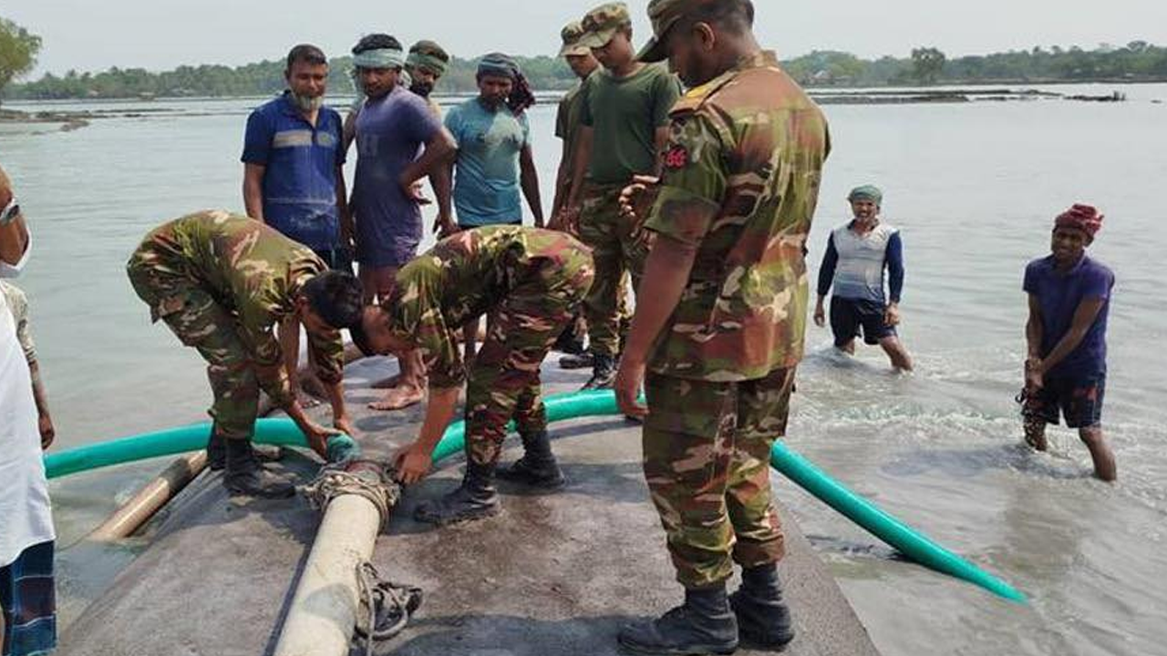 সাতক্ষীরায় দুর্যোগ মোকাবিলায় স্থানীয়দের সঙ্গে কাজ করছে বাংলাদেশ সেনাবাহিনীর সদস্যরা। ছবি : সংগৃহীত