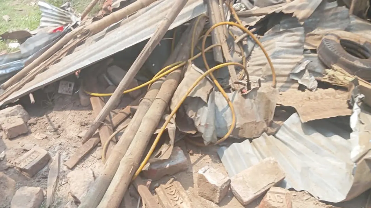 বিস্ফোরিত দোকান। ছবি : কালবেলা