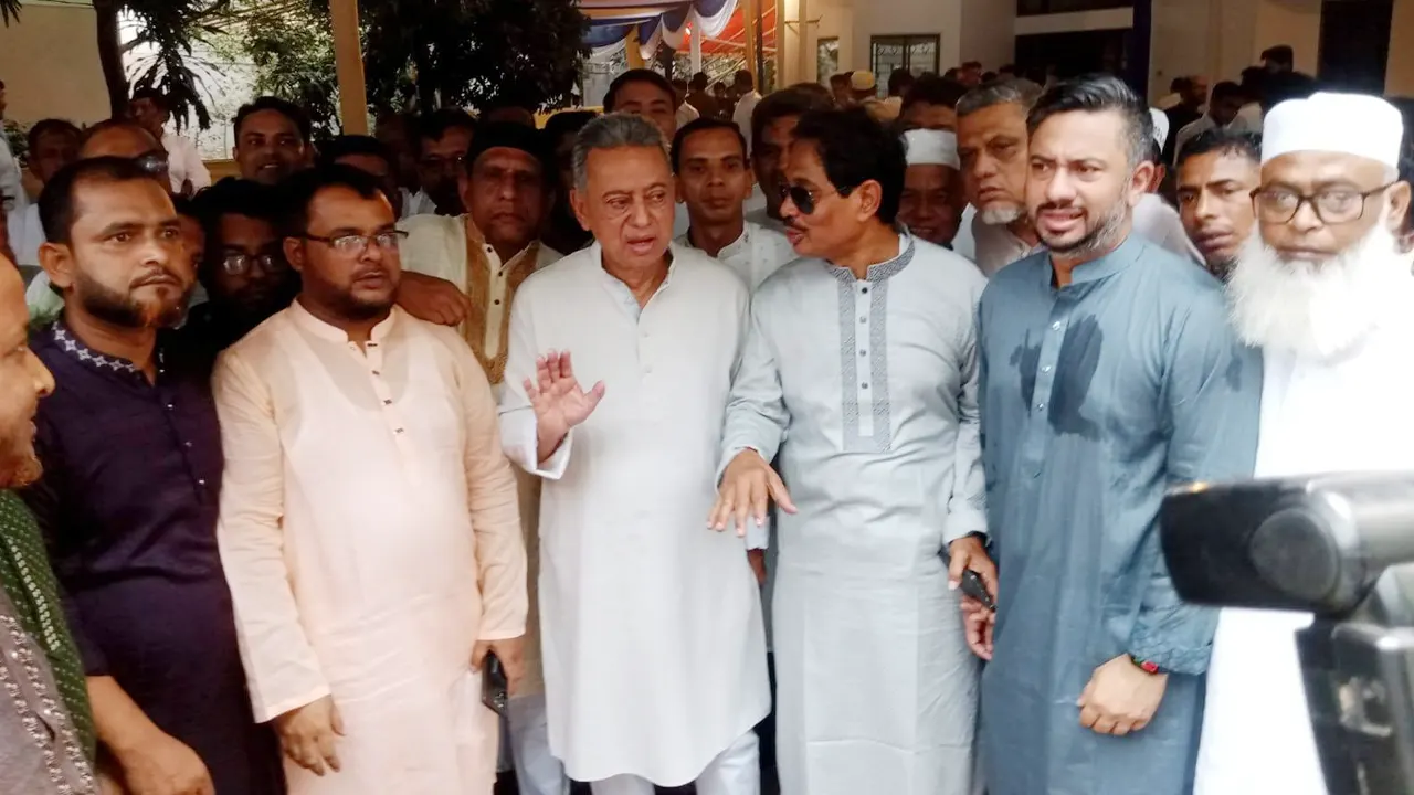 বিএনপি নেতাকর্মীদের সঙ্গে ঈদ শুভেচ্ছা বিনিময় করেন আমীর খসরু মাহমুদ চৌধুরী। ছবি : কালবেলা
