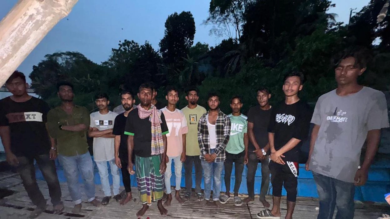 ৯ পদাতিক ডিভিশনের টহল দল কর্তৃক আটককৃত কিশোর গ্যাংয়ের ১৪ সদস্য। ছবি : সংগৃহীত