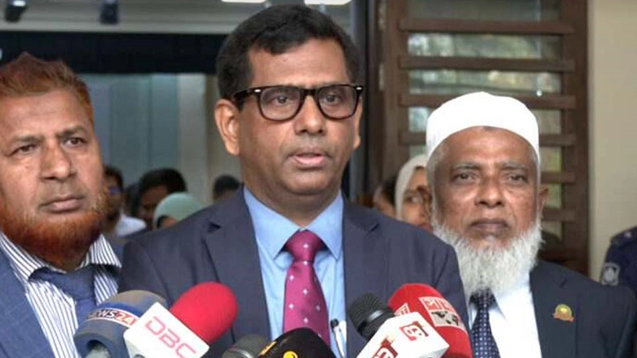 সাংবাদিকদের সঙ্গে কথা বলছেন আন্তর্জাতিক অপরাধ ট্রাইবুনালের চিফ প্রসিকিউটর মোহাম্মদ তাজুল ইসলাম। পুরোনো ছবি