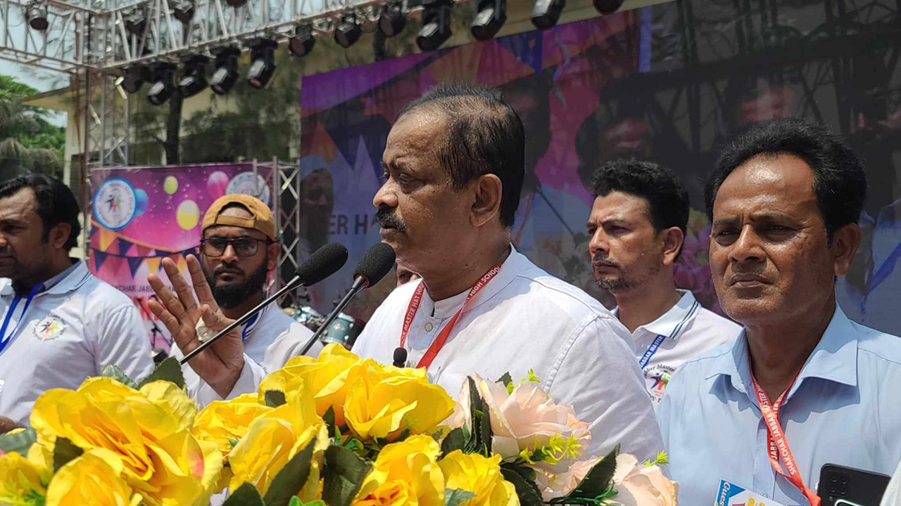 লক্ষ্মীপুরে বিদ্যালয়ের রিইউনিয়ন অনুষ্ঠানে বক্তব্য দেন আবুল খায়ের। ছবি : কালবেলা