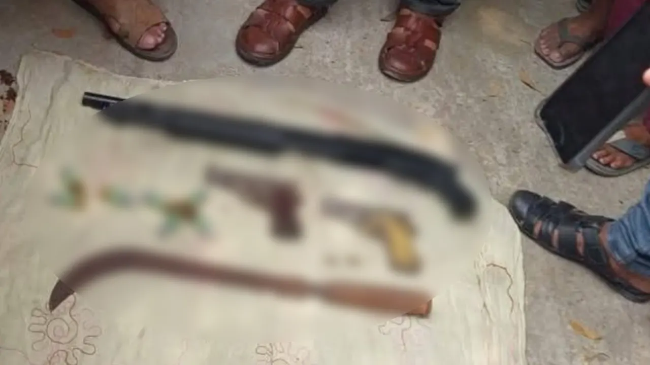 খুলনায় ৩ আগ্নেয়াস্ত্র ও গুলিসহ দুজন আটক। ছবি : কালবেলা