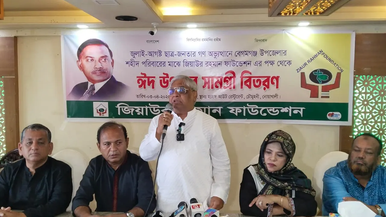 নোয়াখালীর বেগমগঞ্জের চৌমুহনীতে ঈদ সম্মাননা অনুষ্ঠানে বক্তব্য দেন বরকত উল্লাহ বুলু। ছবি : কালবেলা