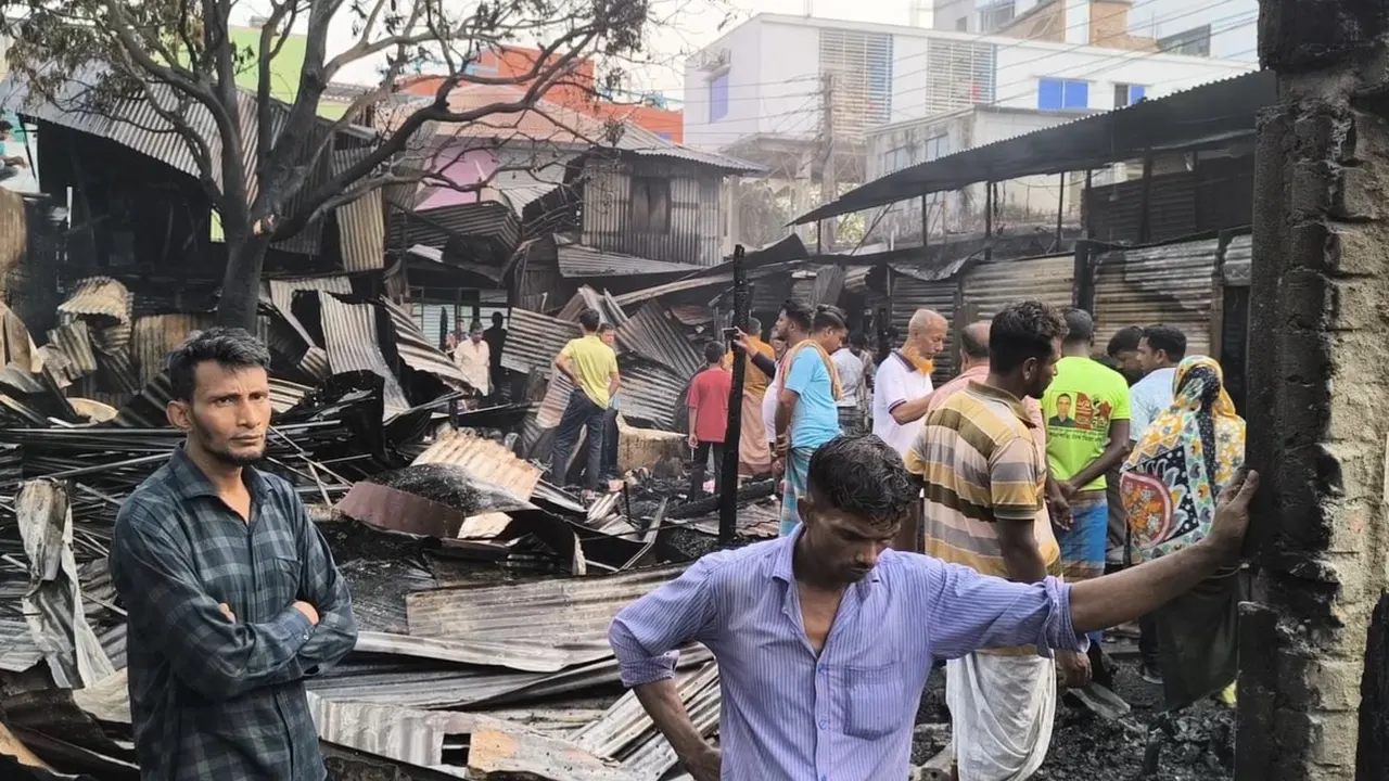 ভয়াবহ আগুনে পুড়ল ২৫ দোকান। ছবি : কালবেলা