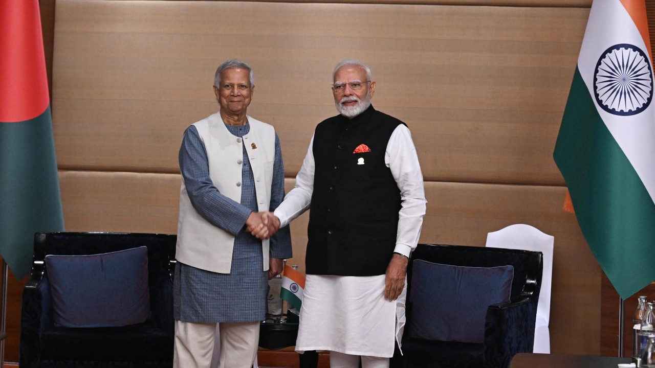 প্রধান উপদেষ্টা অধ্যাপক ড. মুহাম্মদ ইউনূস ও ভারতের প্রধানমন্ত্রী নরেন্দ্র মোদি। ছবি : প্রধান উপদেষ্টার ফেসবুক পেজ