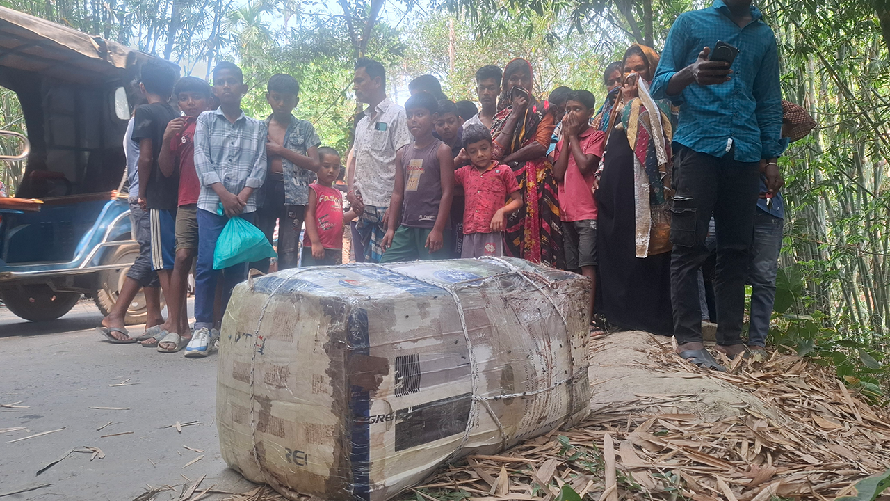 বাঁশঝাড়ে পড়ে থাকা কার্টন থেকে উদ্ধার করা হয় নারীর মরদেহ। ছবি : কালবেলা