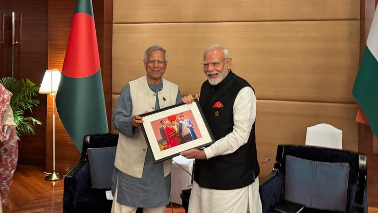 দ্বিপক্ষীয় বৈঠক শেষে মোদিকে ছবি উপহার দেন ইউনূস। ছবি : সংগৃহীত