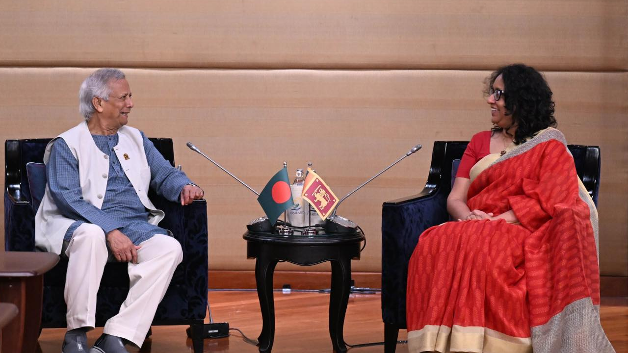 শ্রীলঙ্কার প্রধানমন্ত্রী হরিনিয়া অমরাসুরিয়ার সঙ্গে বৈঠকে ড. ইউনূস। ছবি : সংগৃহীত