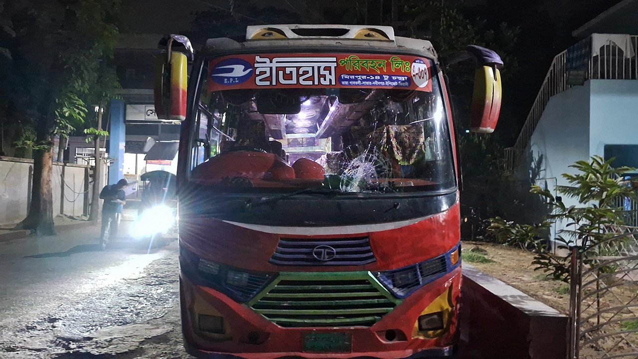 ঢাকার সাভারে ছিনতাইয়ের কবলে পড়া বাস। ছবি : কালবেলা