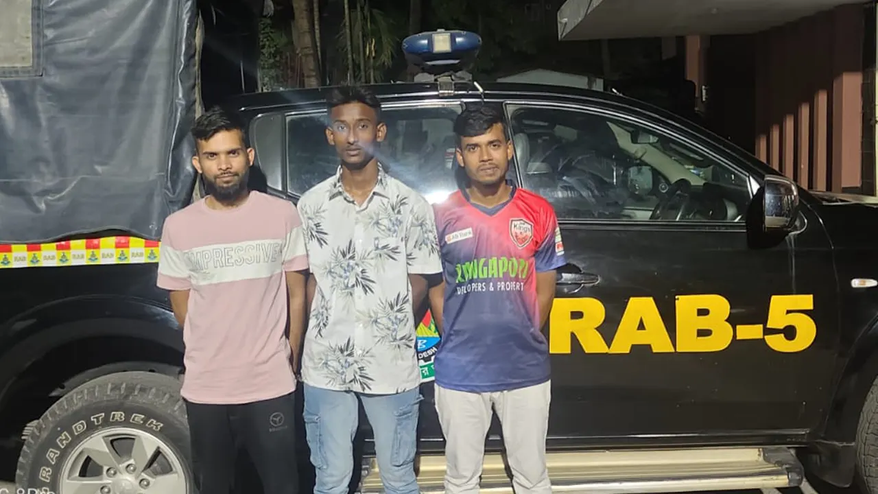 গ্রেপ্তারকৃত তিনজন। ছবি : কালবেলা