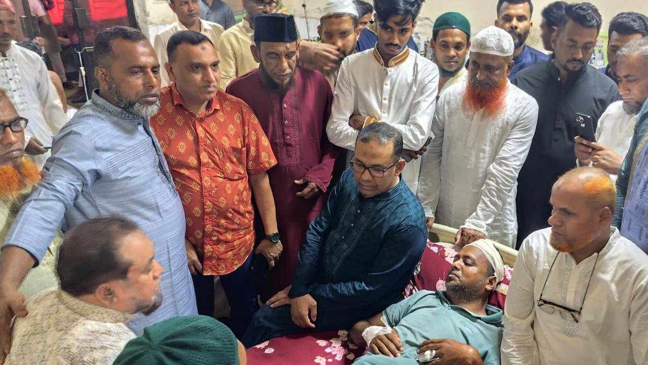 আহত জাকির হোসেনকে দেখতে নোয়াখালী সদর হাসপাতালে যান বিএনপির মিডিয়া সেলের সদস্য ব্যারিস্টার আবু সায়েম। ছবি : কালবেলা