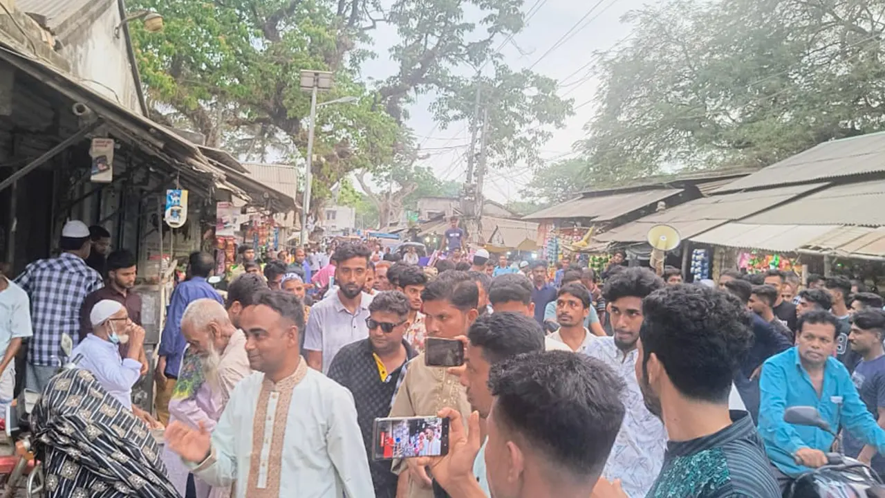 সাতক্ষীরার কালিগঞ্জে গণসংযোগ করেন আমিনুর রহমান আমিন। ছবি : কালবেলা