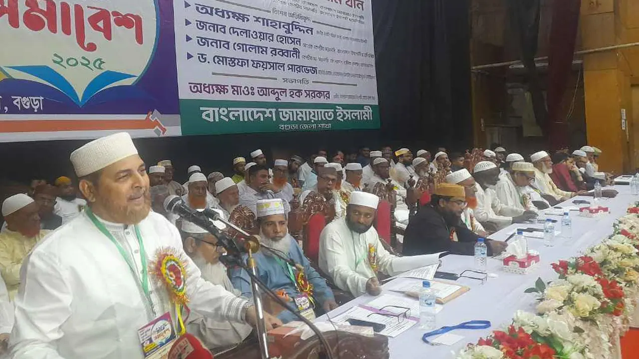 বগুড়ায় ইসলামী ছাত্রশিবিরের সাবেক কর্মী, সাথী ও সদস্যদের প্রীতি সমাবেশে বক্তব্য রাখেন মাওলানা রফিকুল ইসলাম খান। ছবি : কালবেলা