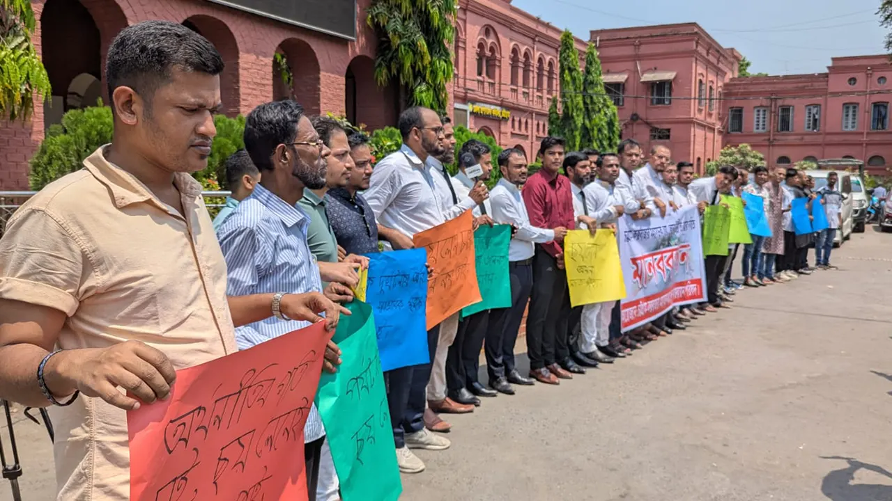 জেলা প্রশাসকের কার্যালয়ের সামনে এ মানববন্ধন করে দক্ষিণ চট্টগ্রামের বাসিন্দারা। ছবি : কালবেলা