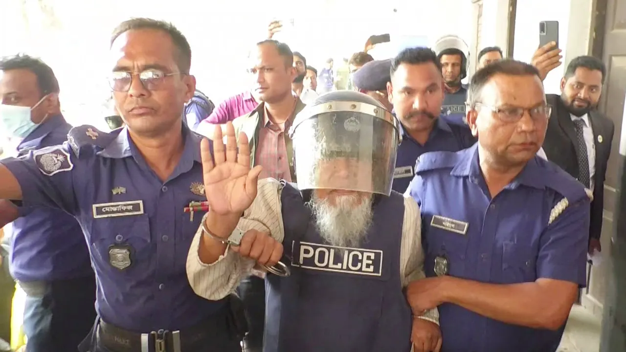 কঠোর নিরাপত্তার মধ্য দিয়ে আফতাব উদ্দিন সরকারকে জেলা কারাগার থেকে আদালতে নেওয়া হয়। ছবি : কালবেলা