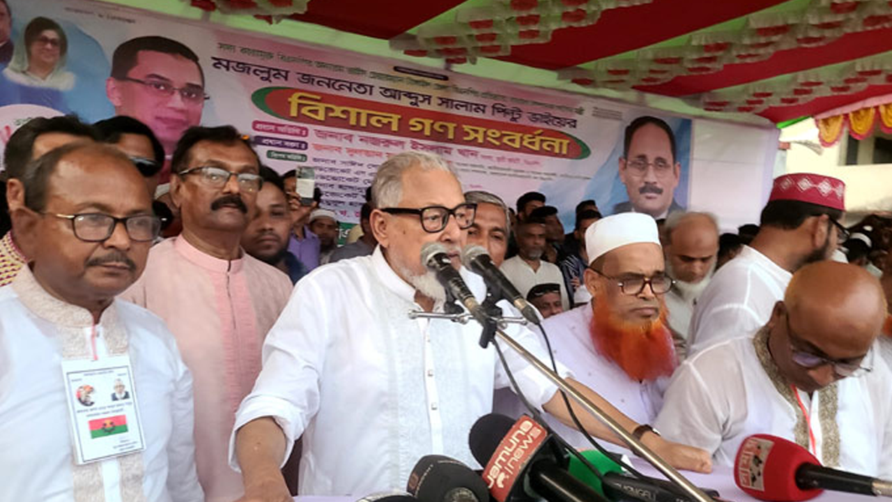 গণসংবর্ধনা অনুষ্ঠানে বক্তব্য দিচ্ছেন বিএনপির স্থায়ী কমিটির সদস্য নজরুল ইসলাম খান। ছবি : সংগৃহীত