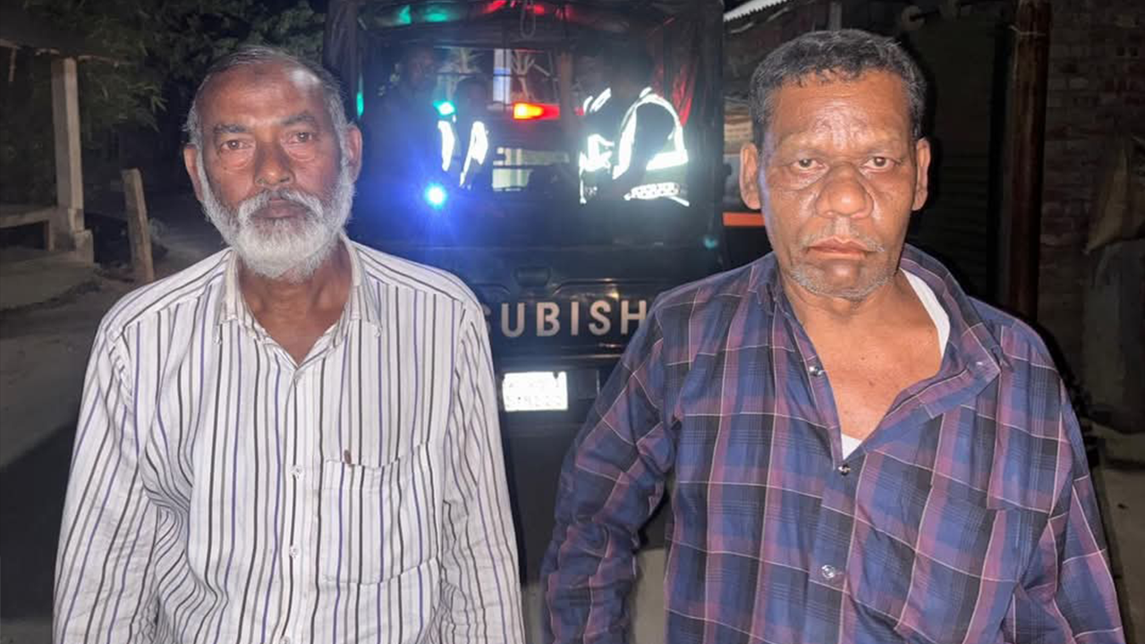 নাটোরে যৌথবাহিনীর হাতে আটক দুজন। ছবি : কালবেলা