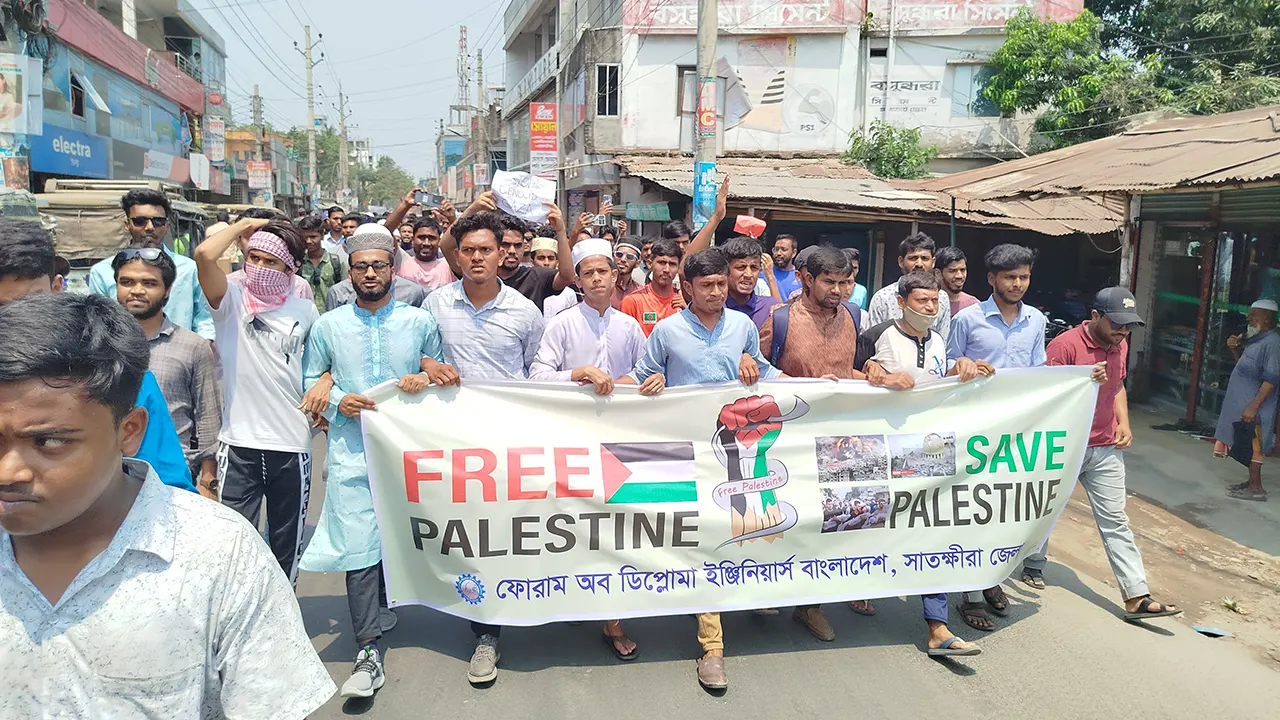 সাতক্ষীরা শহরে বিক্ষোভ মিছিল বের করে সর্বস্তরের জনগণ। ছবি : কালবেলা