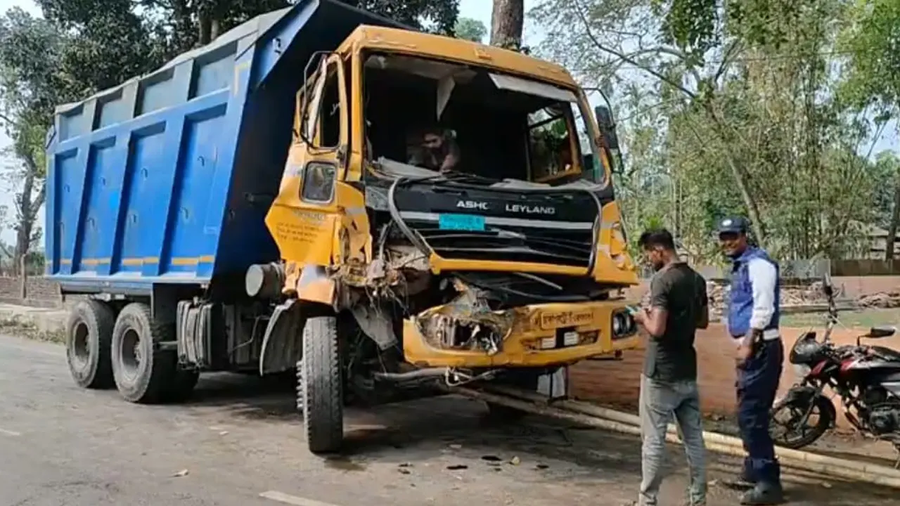 পুুলিশের গাড়িতে ধাক্কা দেওয়া ট্রাকচালককে গ্রেপ্তার করেছে পুলিশ। ছবি : কালবেলা