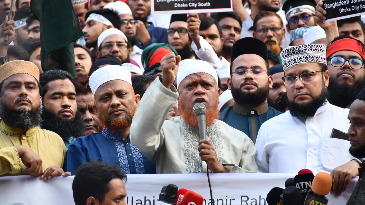 গাজায় ইসরায়েলি নৃশংস গণহত্যা ও বর্বরোচিত হামলার প্রতিবাদে আয়োজিত সমাবেশে মো. নূরুল ইসলাম বুলবুল। ছবি : কালবেলা
