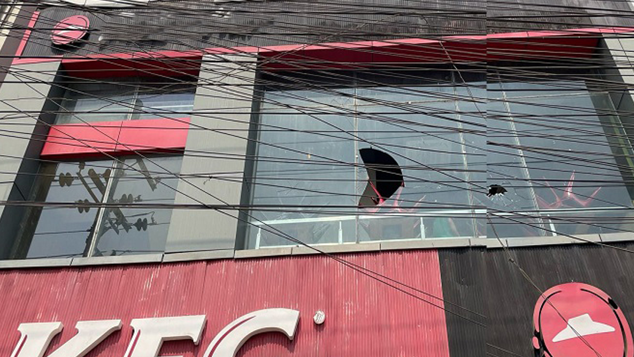কক্সবাজারে রেস্টুরেন্টে ভাঙচুর।