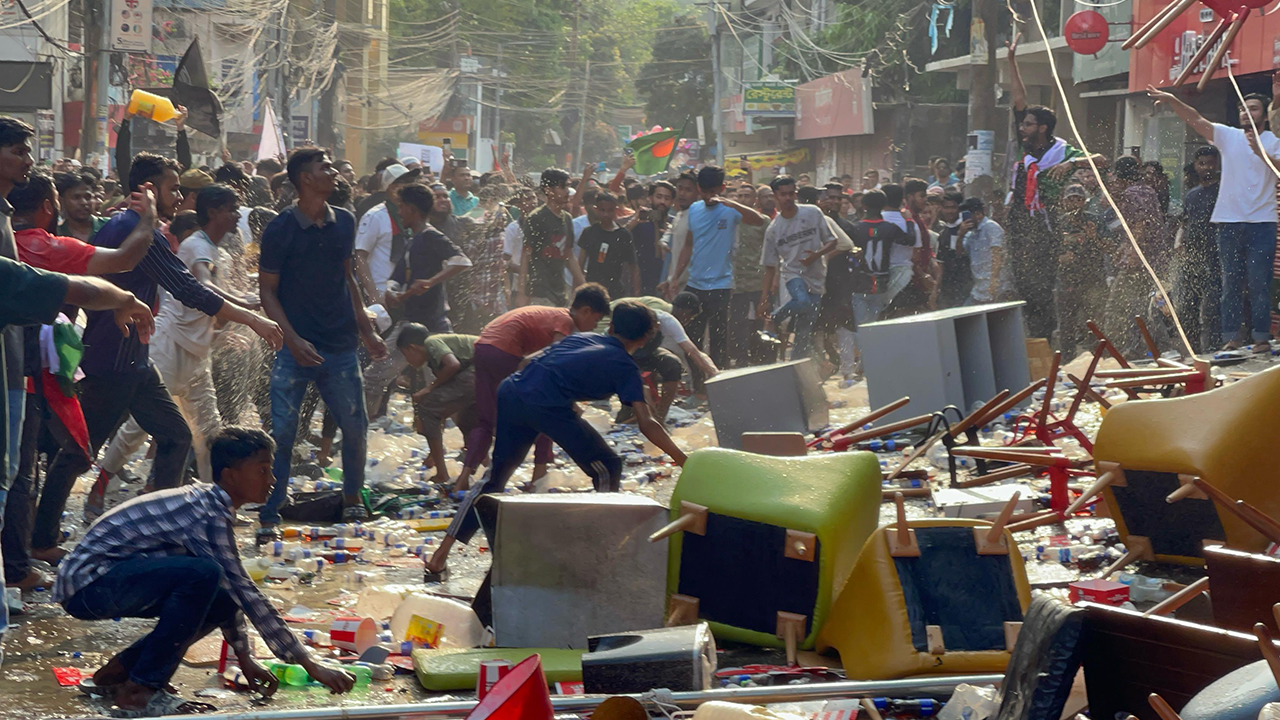 সিলেটে রেস্টুরেন্টে হামলা চালায় বিক্ষুব্ধ জনতা।